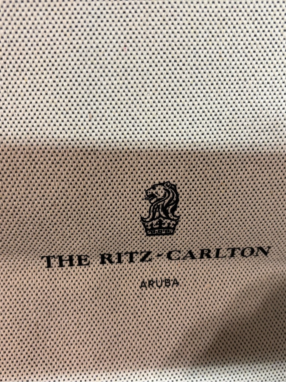 THE RITZ CARLTON ARUBA LARGE ZIP TOP TOTE BAG W POUCH EUC - Picture 2 of 4